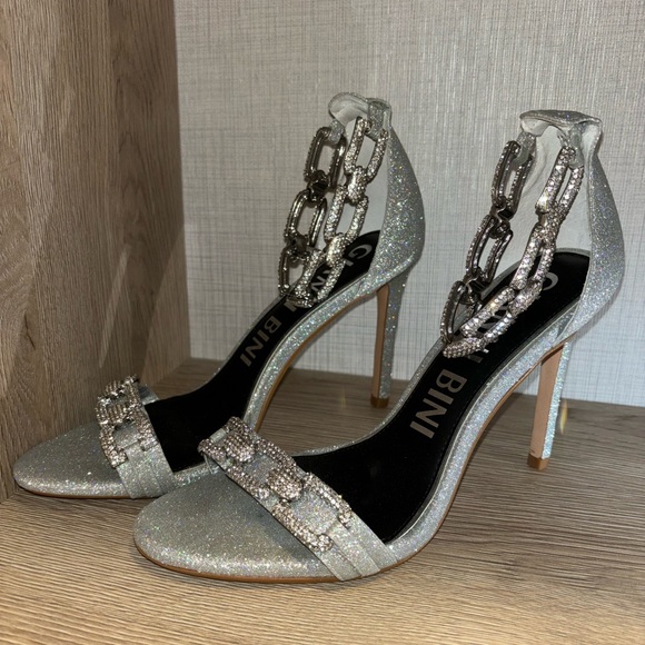Gianni Bini the Vivvia Court Rhinestone Chain Detail Dress Grey Sandals Size 9.5 - Picture 8 of 15